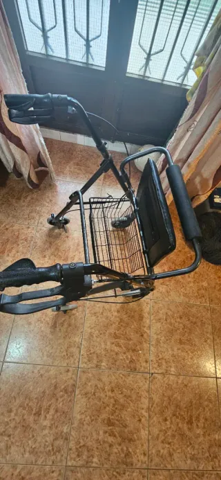 Andador con asiento acolchado