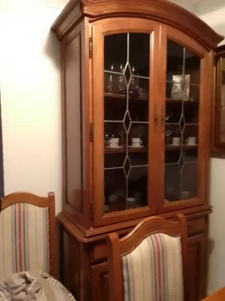 Vitrina de madera y cristal