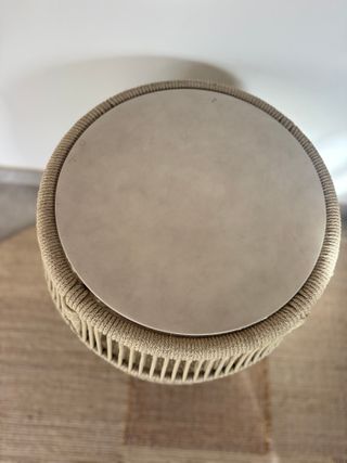 Mesa auxiliar/taburete diseño trenzado beige y gri