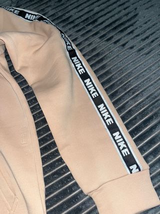 Sudadera Nike beige con logo