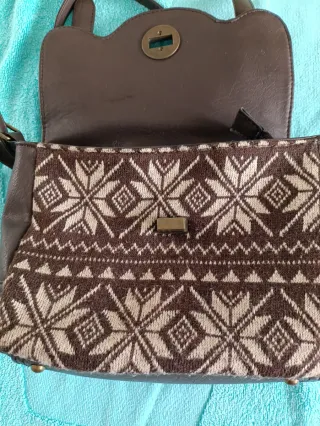 Bolso marrón con estampado