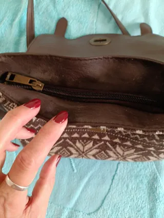 Bolso marrón con estampado