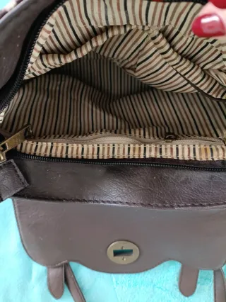 Bolso marrón con estampado