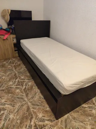 Estructura cama con 2 cajones marrón sin colchón.