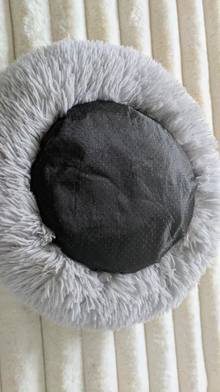Cama para mascotas mullida gris
