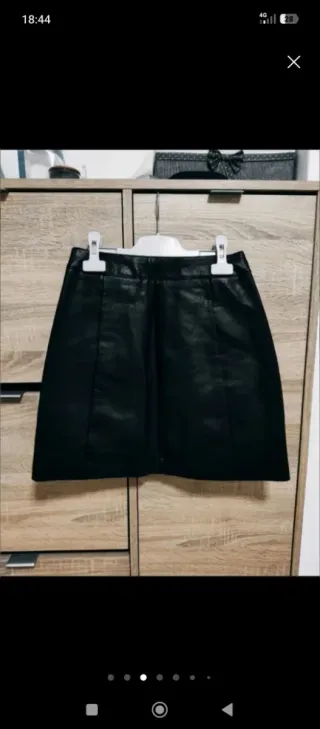 Falda cuero sintético Stradivarius talla 34.