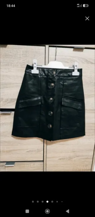 Falda cuero sintético Stradivarius talla 34.