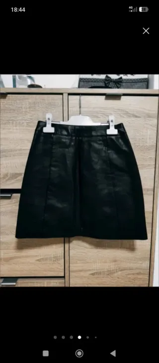 Falda cuero sintético Stradivarius talla 34.