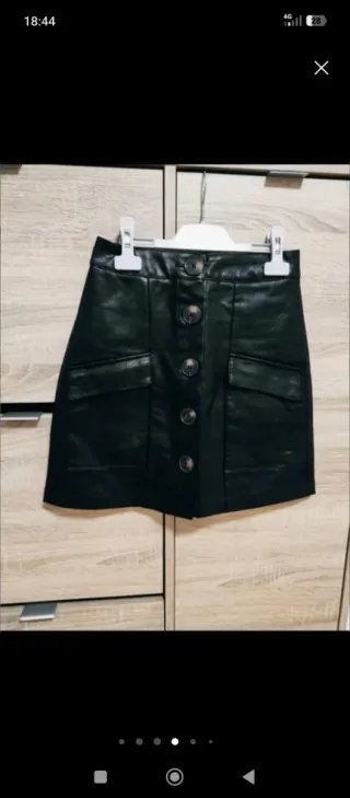 Falda cuero sintético Stradivarius talla 34.