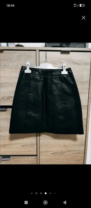 Falda cuero sintético Stradivarius talla 34.