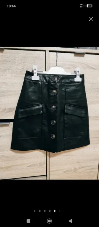 Falda cuero sintético Stradivarius talla 34.