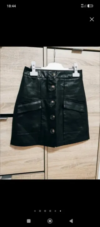 Falda cuero sintético Stradivarius talla 34.