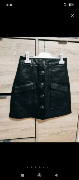 Falda cuero sintético Stradivarius talla 34.