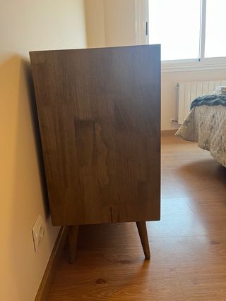 Cómoda de madera color nogal.