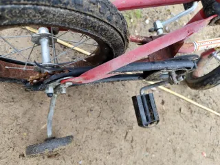 Bicicleta infantil antigua para restaurar