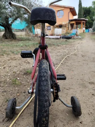 Bicicleta infantil antigua para restaurar