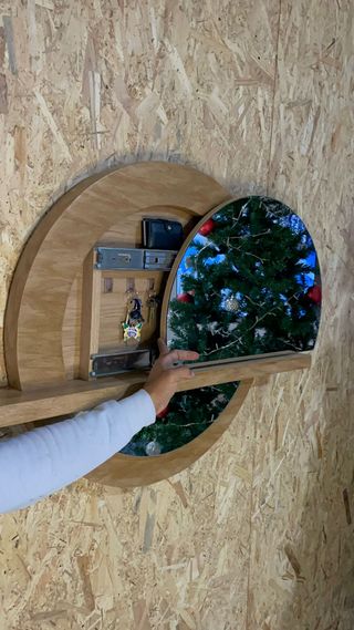 Espejo redondo madera con compartimento secreto.
