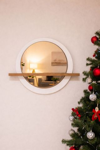 Espejo redondo madera con compartimento secreto.