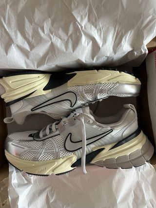 Nike V2K Run Mujer Plata/Blanco Talla 40.5