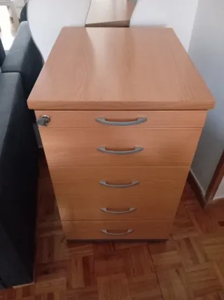 Cajonera de madera con llave