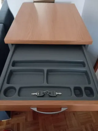 Cajonera de madera con llave