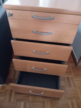 Cajonera de madera con llave