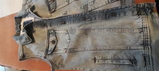 Chaleco vaquero y camiseta hombre