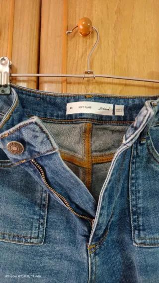 Vaqueros acampanados con bolsillos