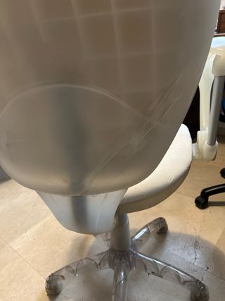 Silla de escritorio transparente y blanca