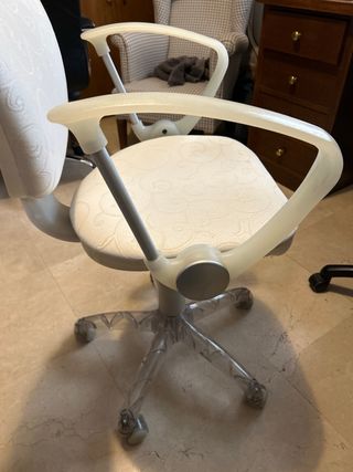 Silla de escritorio transparente y blanca