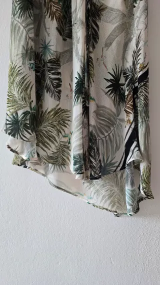 Falda asimétrica estampado tropical