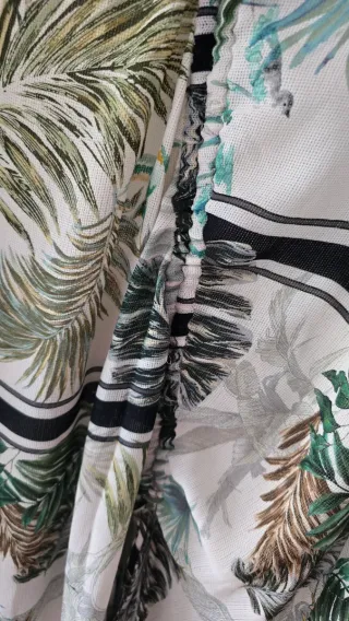 Falda asimétrica estampado tropical