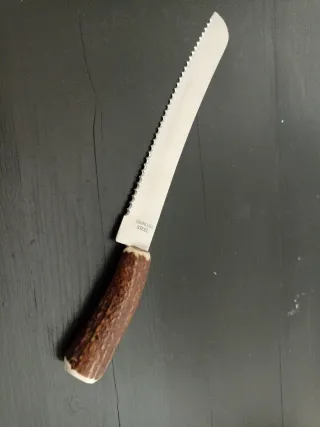 Coltello da pane con manico in corno di cervo
