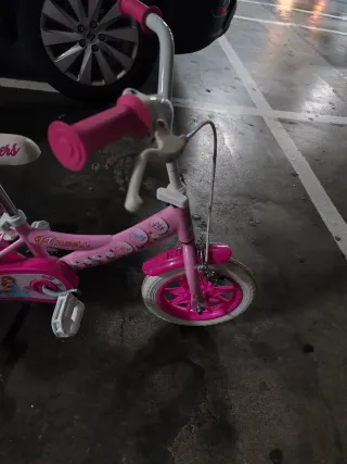 Bicicleta infantil rosa con ruedines