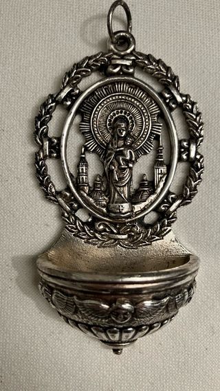Pila de agua bendita con la Virgen del Pilar