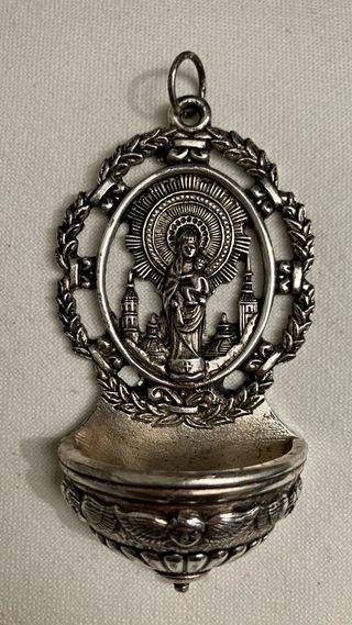 Pila de agua bendita con la Virgen del Pilar