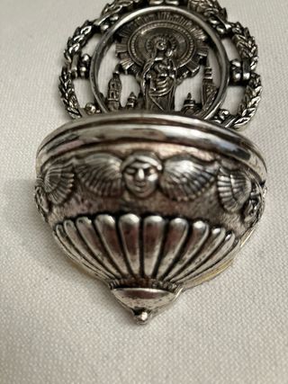 Pila de agua bendita con la Virgen del Pilar