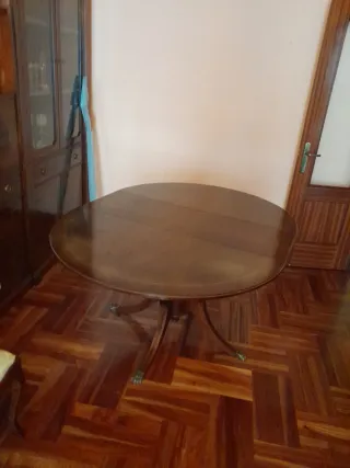 Mesa de comedor redonda y extensible + 6 sillas.