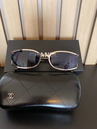 Gafas de sol Chanel doradas y negras