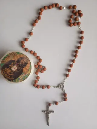 ROSARIO DE PÉTALOS DE ROSA