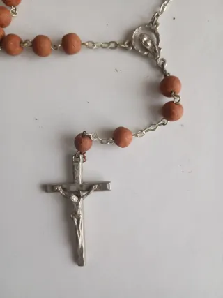 ROSARIO DE PÉTALOS DE ROSA