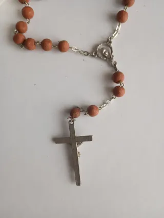 ROSARIO DE PÉTALOS DE ROSA