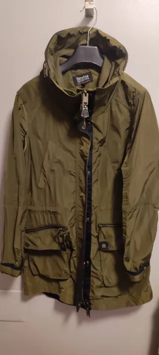 Chubasquero Bershka Verde Militar
