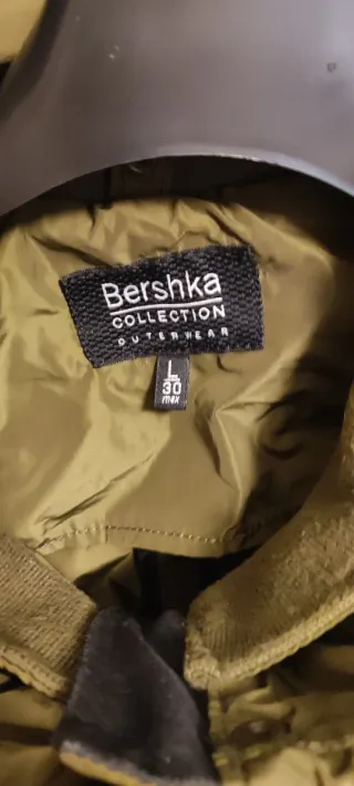 Chubasquero Bershka Verde Militar