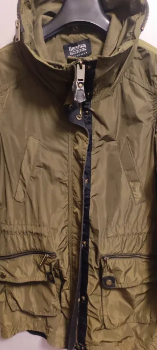 Chubasquero Bershka Verde Militar