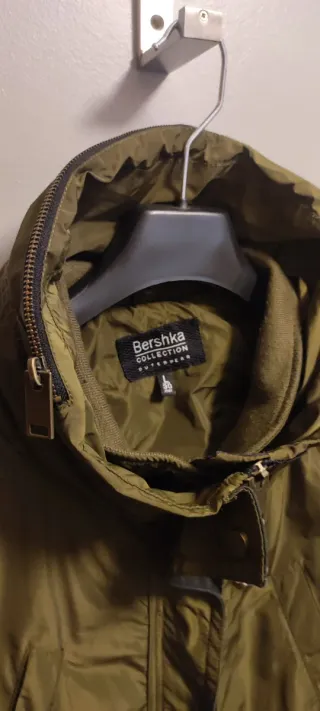 Chubasquero Bershka Verde Militar