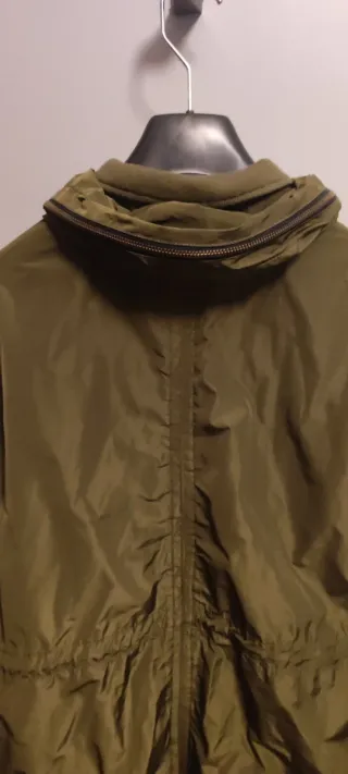 Chubasquero Bershka Verde Militar