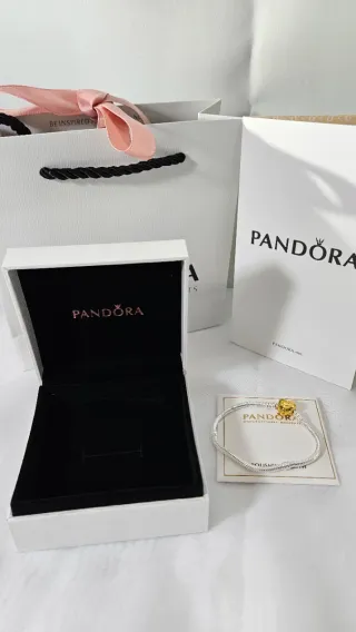 Pulsera Pandora con su caja y bolsa incluida
