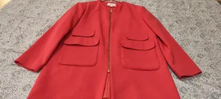 Chaqueta roja con cremallera y bolsillos