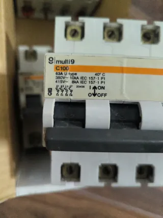 TRES interruptores Automáticos  C100 63A.